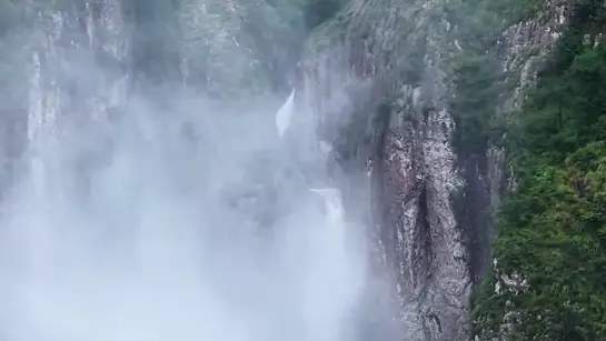 雁荡山大龙湫瀑布惊现倒流异象，LPL夏季赛上演逆天翻盘名场面
